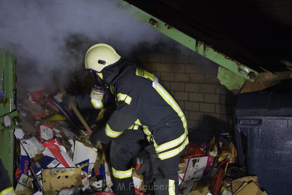 Feuer Papp Presscontainer Koeln Hoehenberg Bochumerstr P361.JPG - Miklos Laubert